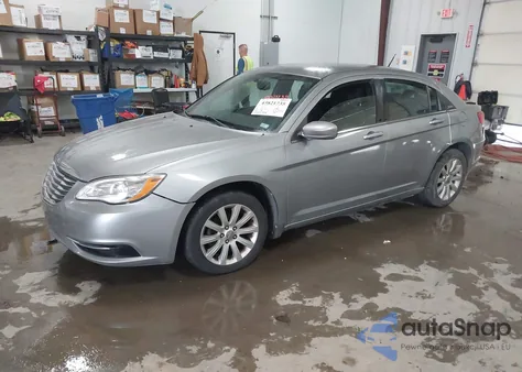 2013 Chrysler 200 Touring z USA, uszkodzony, nr VIN 1C3CCBBB8DN525061